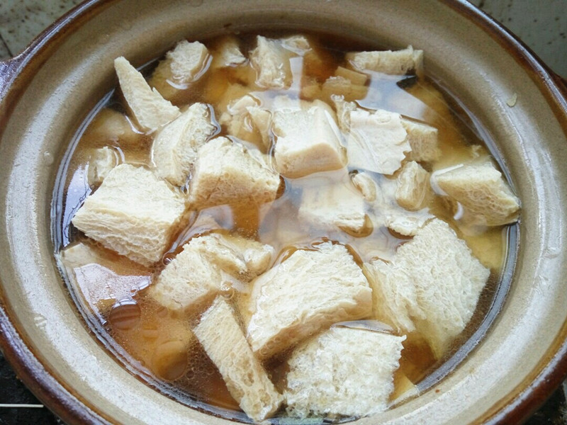 天冷就炖上一锅白菜炖冻豆腐，连菜带汤一大锅，越吃越暖和