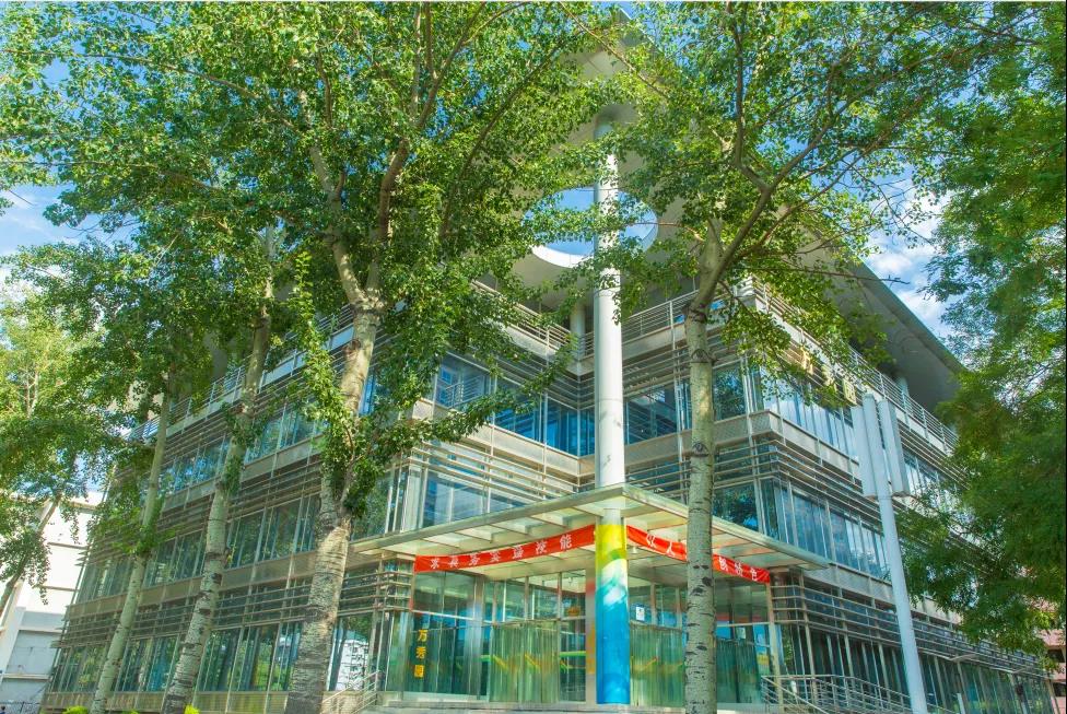 北京“花园式”大学：占地1000亩，3条地铁线直达，宿舍空调、无线网全覆盖！