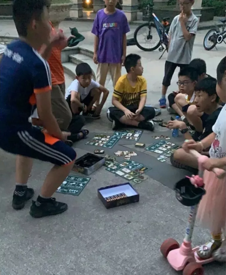 1毛钱的奥特曼卡，已经悄悄赚走小学生15亿了