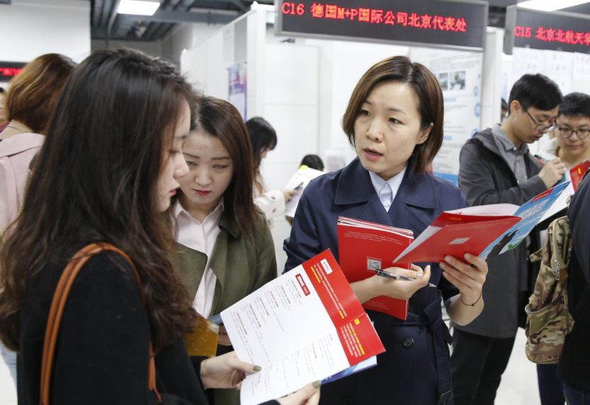 寒门学子毕业后就业现状，被企业无情“薅羊毛”，本科学历成废纸