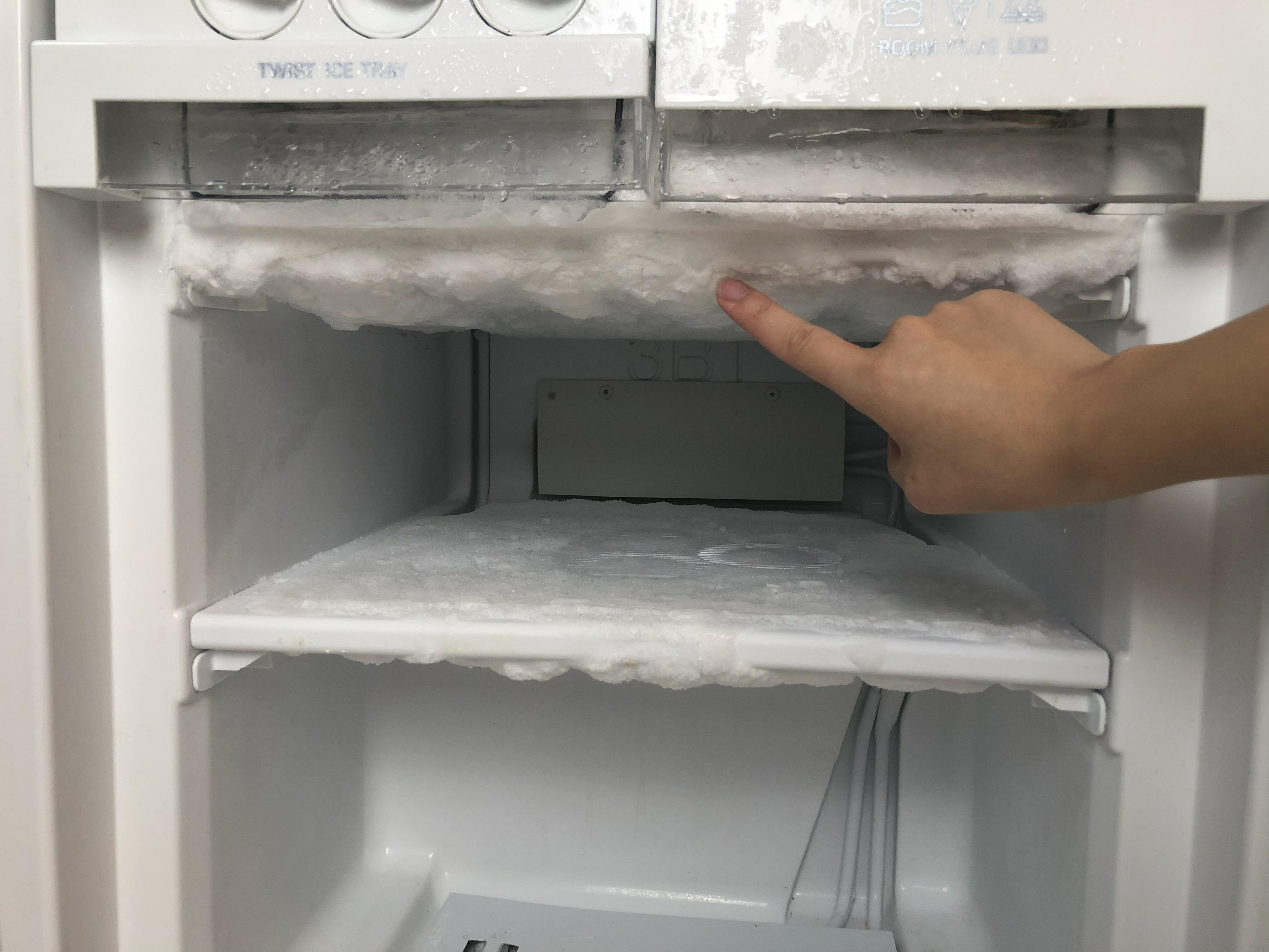 冰箱结冰怎么快速除冰？把它放进去，10分钟把冰霜全都除干净-第1张图片