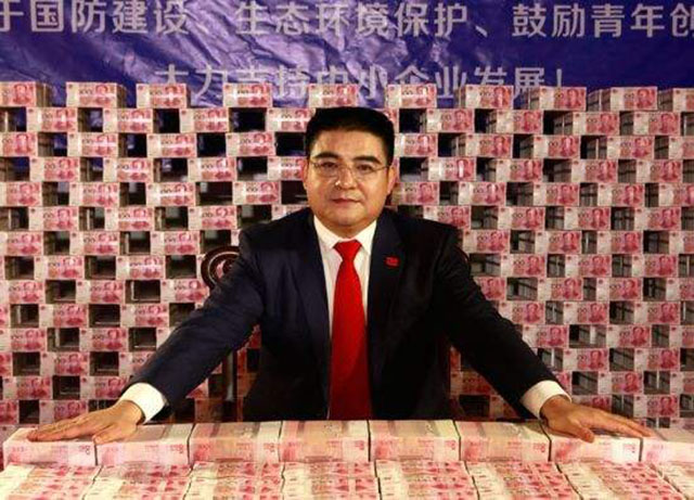 作秀还是真良善？慈善家陈光标，豪捐20亿、砸大奔，最后跌下神坛
