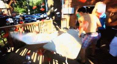 当我在哭泣时，我是“尼洋”，男孩飞到性别歧视。如何打电话给男人