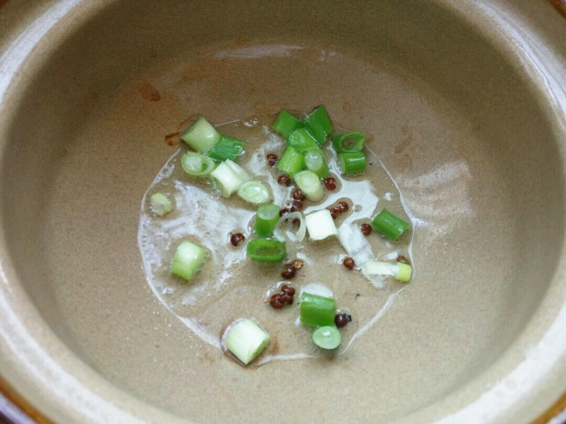 天冷就炖上一锅白菜炖冻豆腐，连菜带汤一大锅，越吃越暖和