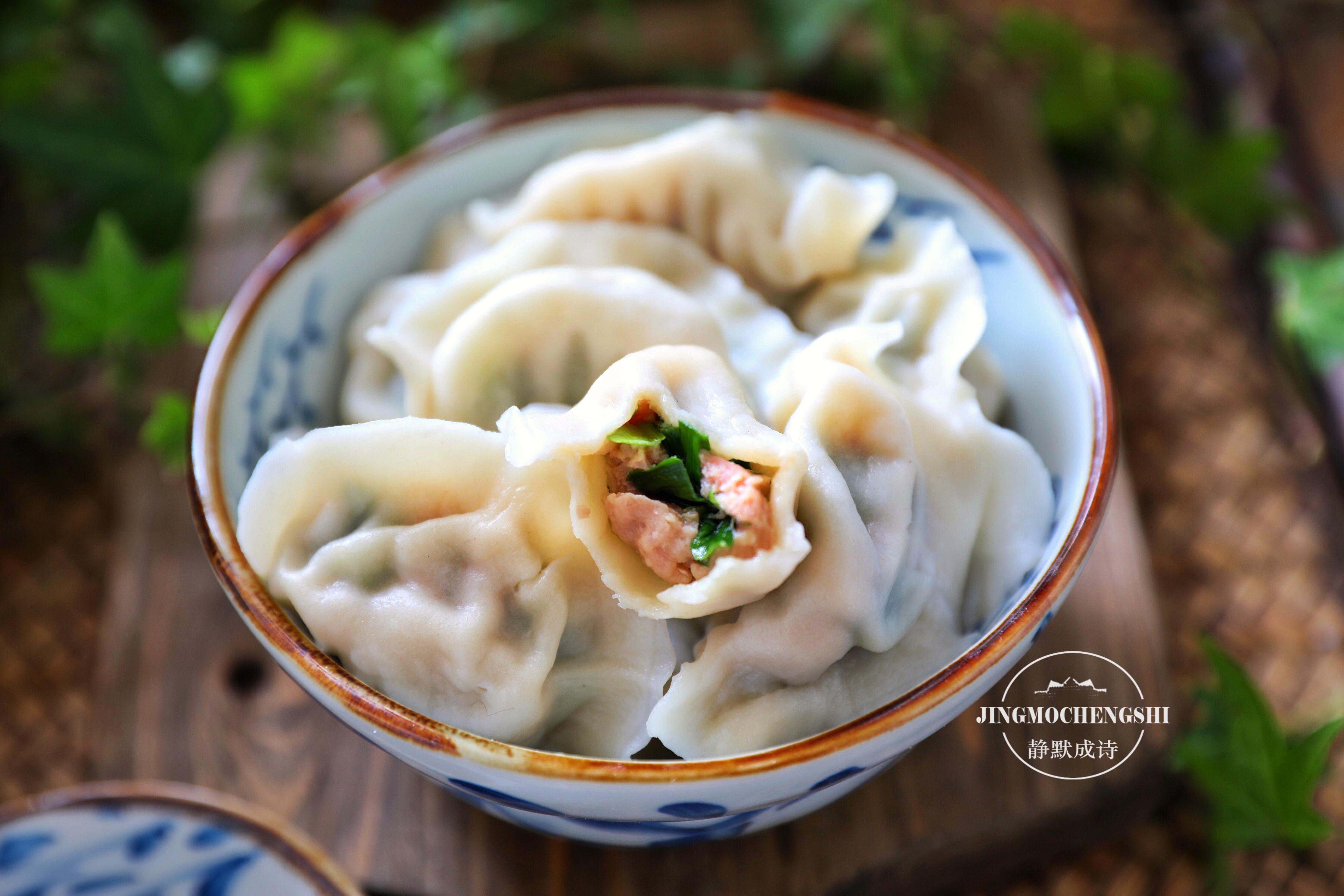 调韭菜馅儿时,只要记住调味顺序,韭菜就不会出水,饺子鲜汁四溢