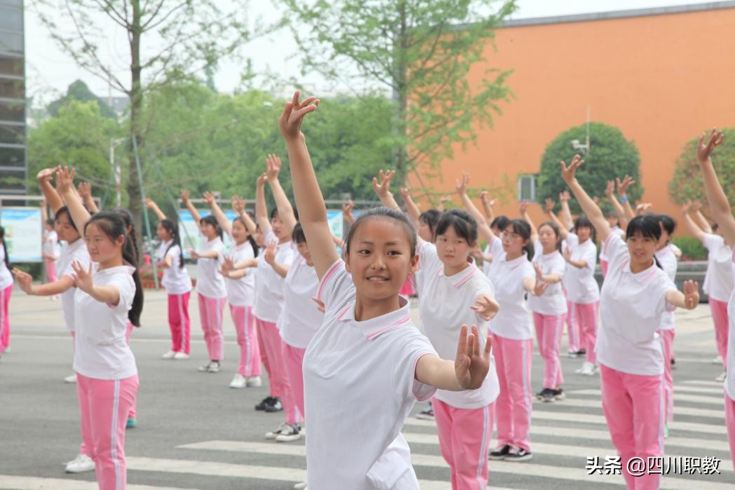 上千初中生围观！成都市温江区职教活动月社会开放日活动成功举行