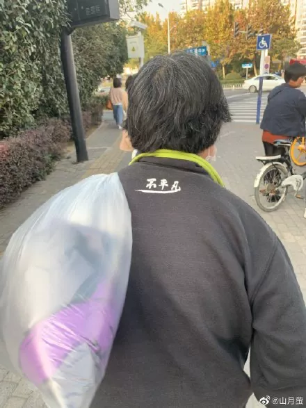 这些衣服的slogan不止酷,还有态度