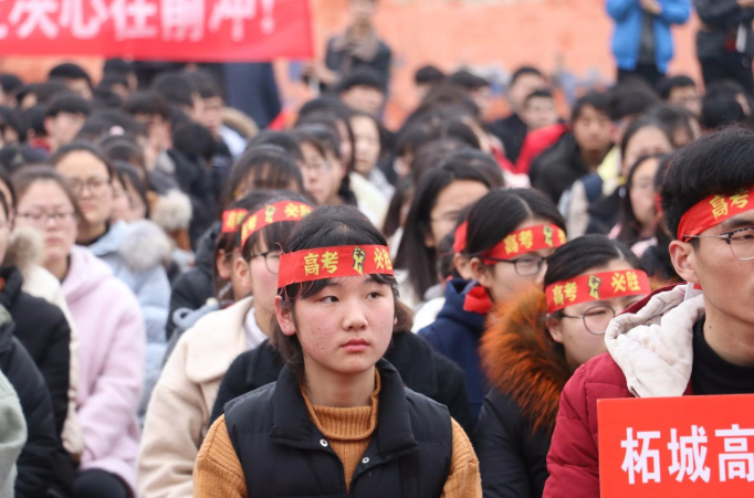 硬核“高考标语条幅”走红，既励志又有趣，看得热血沸腾