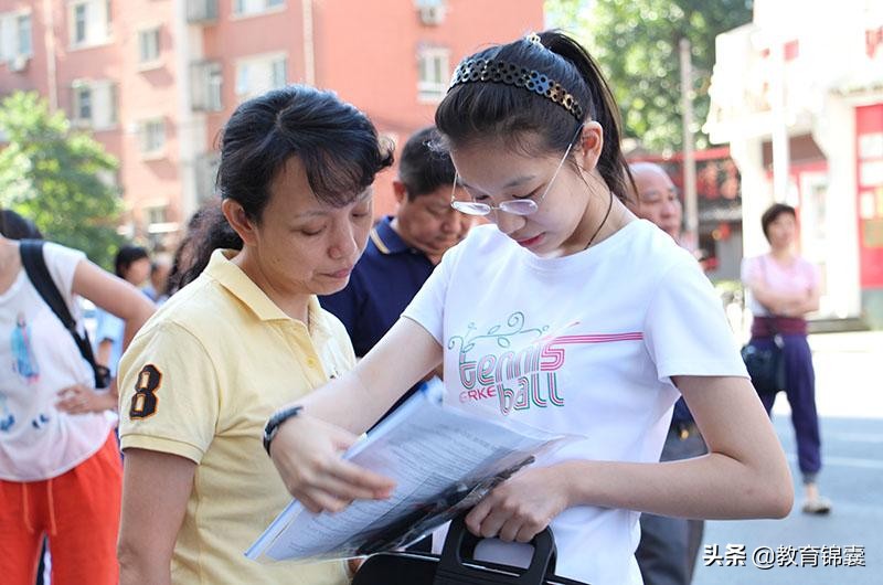 白岩松谈高考：除了读书这条路，人生没有“捷径”能走