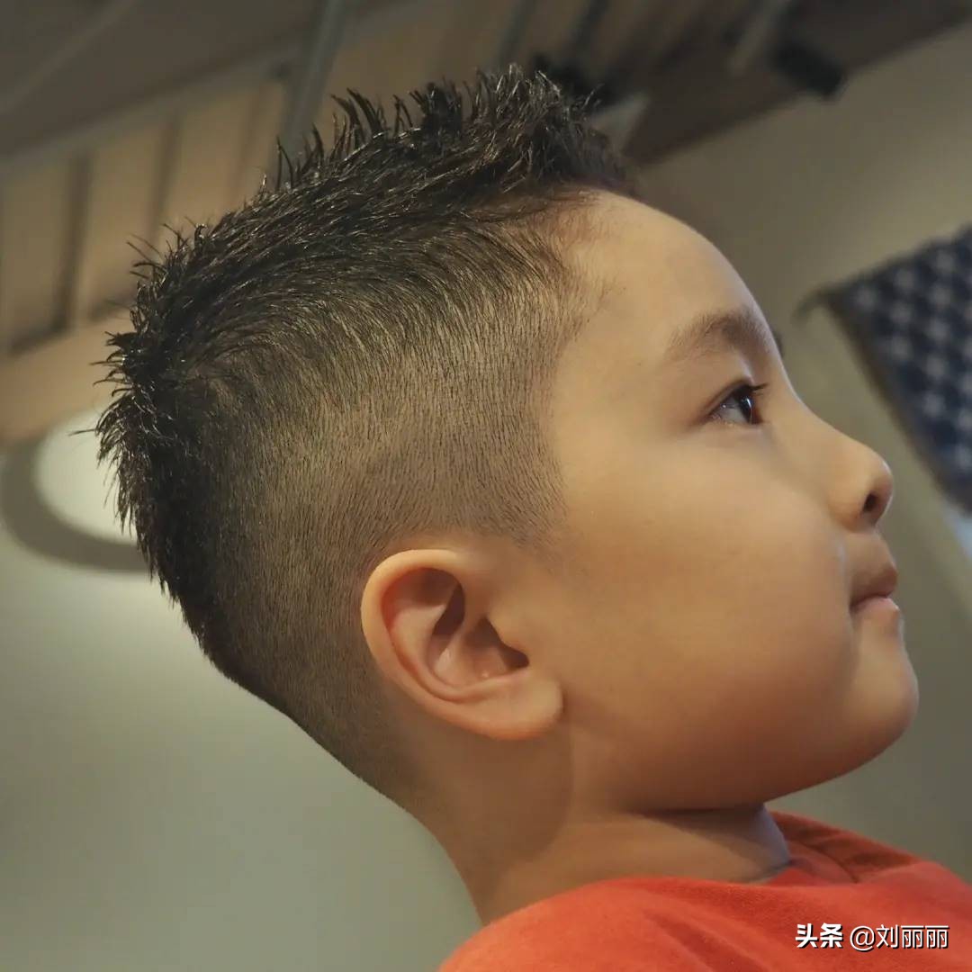 男童短发发型图片(新帅气小男孩发型14款 赤虎壹号