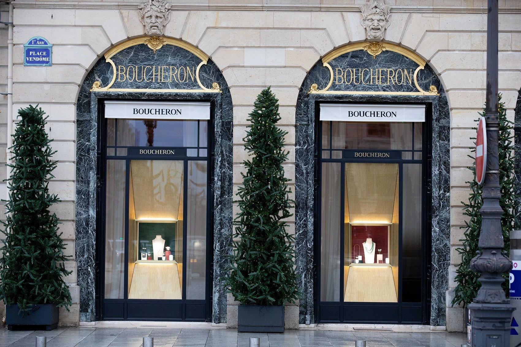 经过全面重建后,位于巴黎旺多姆广场(place vendome)26号,始建于1893