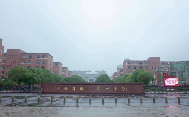 “陪读小镇”上，那些被高考神话捆绑的妈妈们