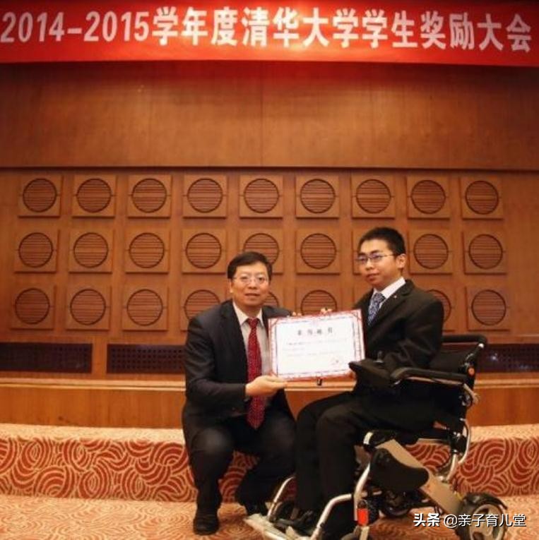 11岁坐上轮椅、写字都困难的他，高考被清华录取，自强创造奇迹