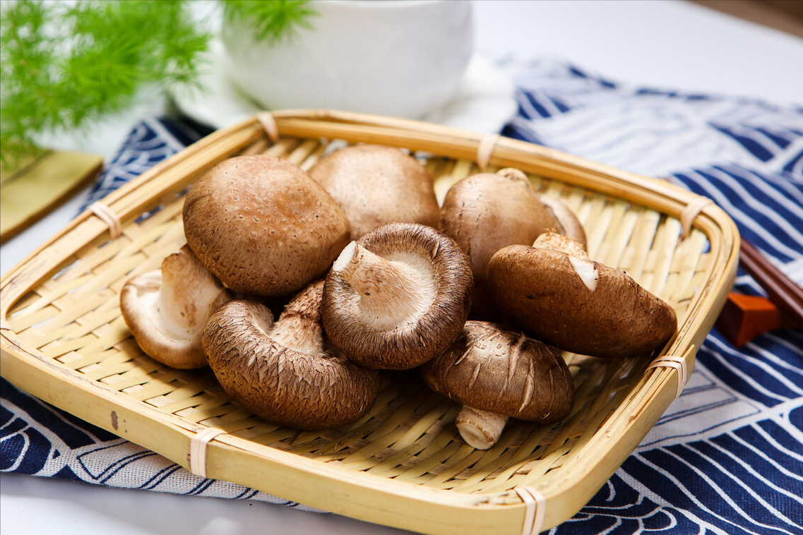 香菇只用清水洗，是洗不干净的，教你个好方法，洗得干净无虫卵