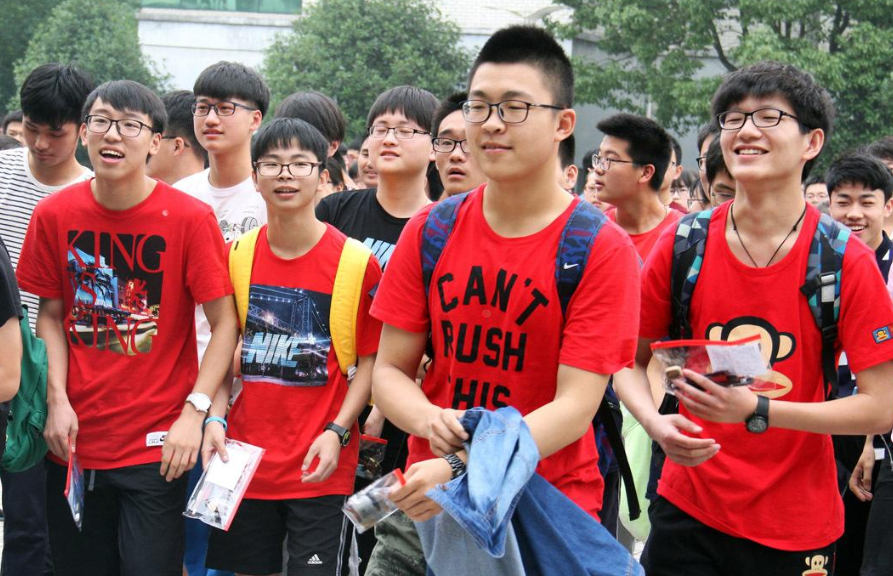 高考首日家长穿衣经验，旗袍寓意旗开得胜，被称为最硬核应援