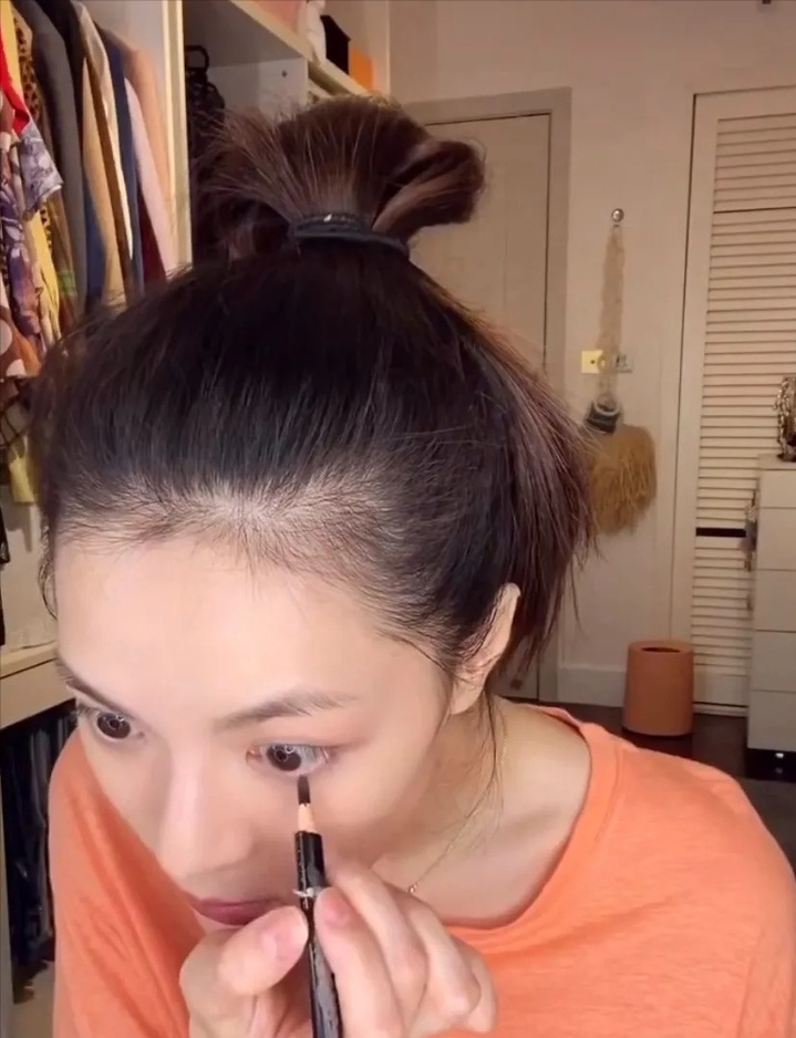 我国有一老牌眉笔，小小一支也有证书，搭配眉卡眉刷不到十块钱