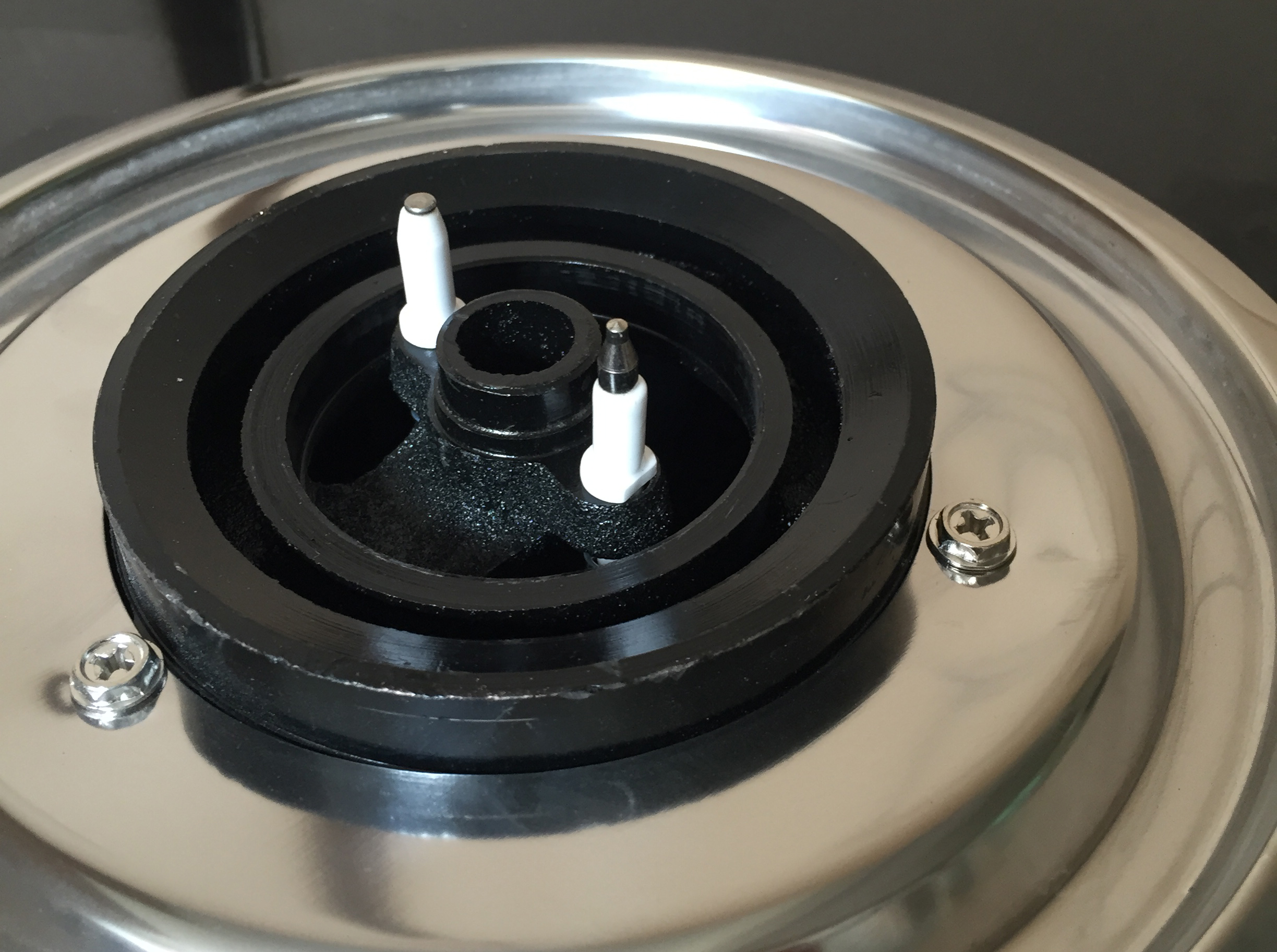 不同的燃气灶,采用的熄火保护装置并不同,主要是两种:热电偶式和离子