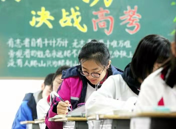 今年高考试题难度增加，这两个科目最明显，学生要加强复习