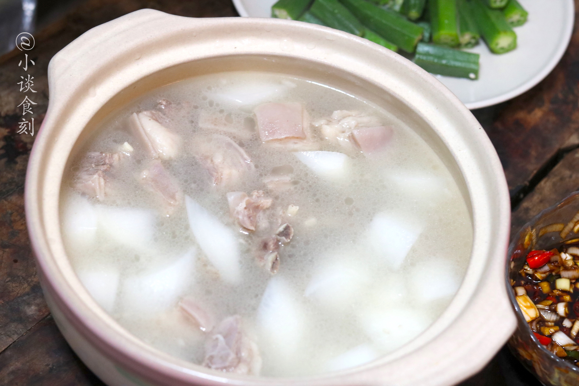 炖羊汤时，开水还是冷水下锅？区别很大，做错有膻味汤色不奶白