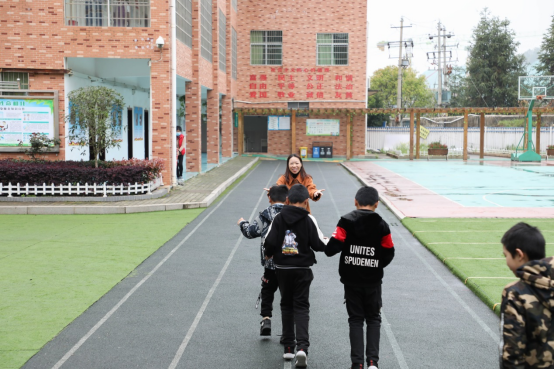 “残障儿童只是迟开的花朵！”她把一所特殊教育学校变成全国重点