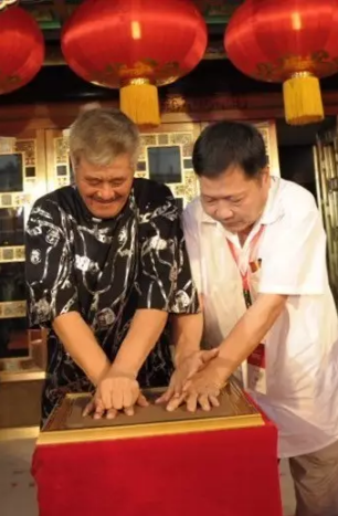 挚友许四海病逝，赵本山直叹太可惜，曾送对方价值千金根雕与佛像