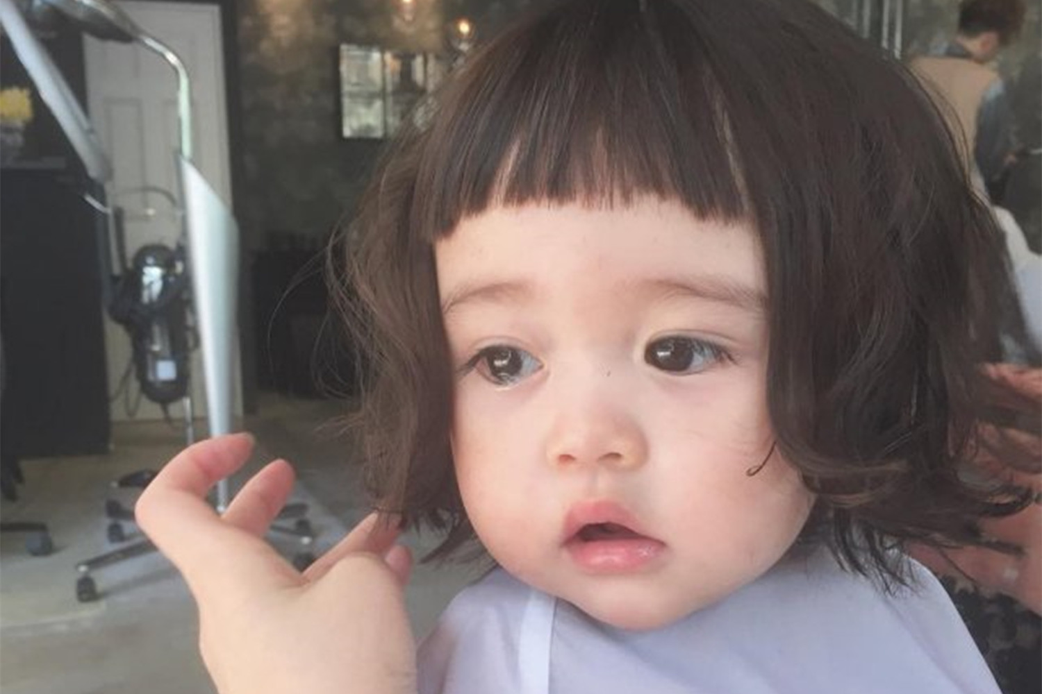 小女孩被妈妈带去烫发,看到发型后"崩溃"大哭,网友:毁颜值啊