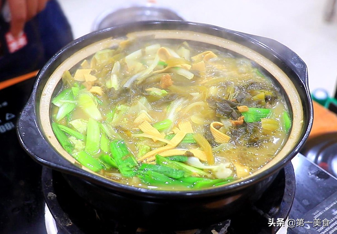 天越冷越爱吃的酸菜炖锅，有荤有素，营养搭配，酸爽开胃，真暖和