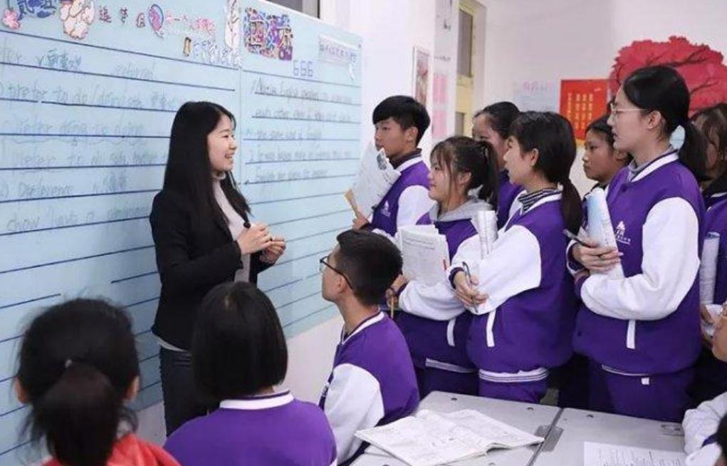 老师真实收入究竟有多少？月薪过万不在少数，看完工资条网友酸了