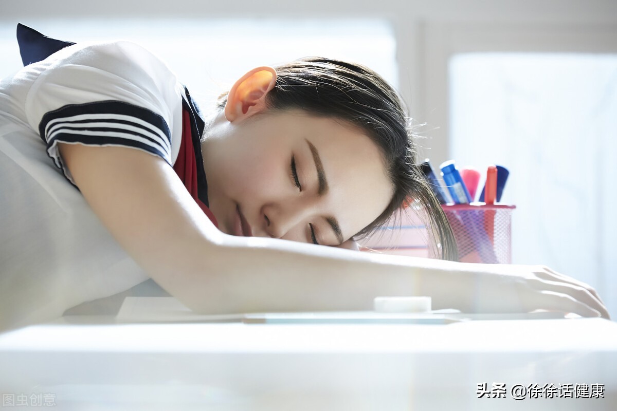 春困袭来，额角沁汗如露，倦意难掩，却仍强撑双眼，汗水滑落，无声诉说疲惫。