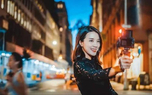 第一位网红主播小小莎老师,她原本的名字叫孙莎琪,1986年出生于深圳.