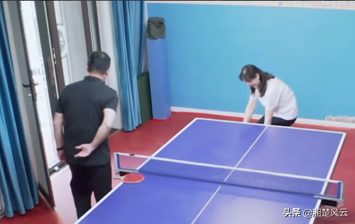 快乐的家族！张爸爸在张妈妈面前打球，张继科为妈妈出头露面，张爸爸怕秒