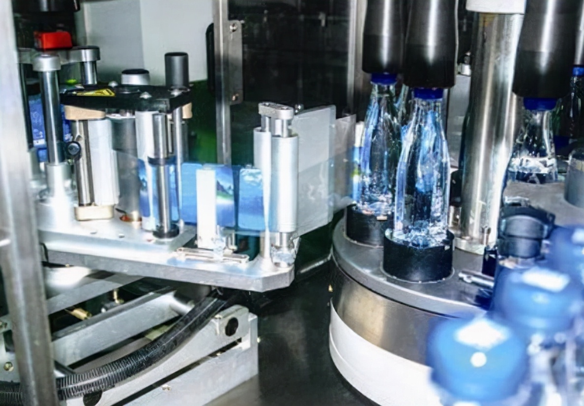 厦大开学典礼惹争议，为啥现场摆满“矿泉水”，新生无一人到场？