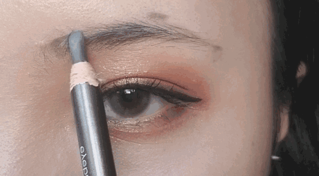 我国有一老牌眉笔，小小一支也有证书，搭配眉卡眉刷不到十块钱