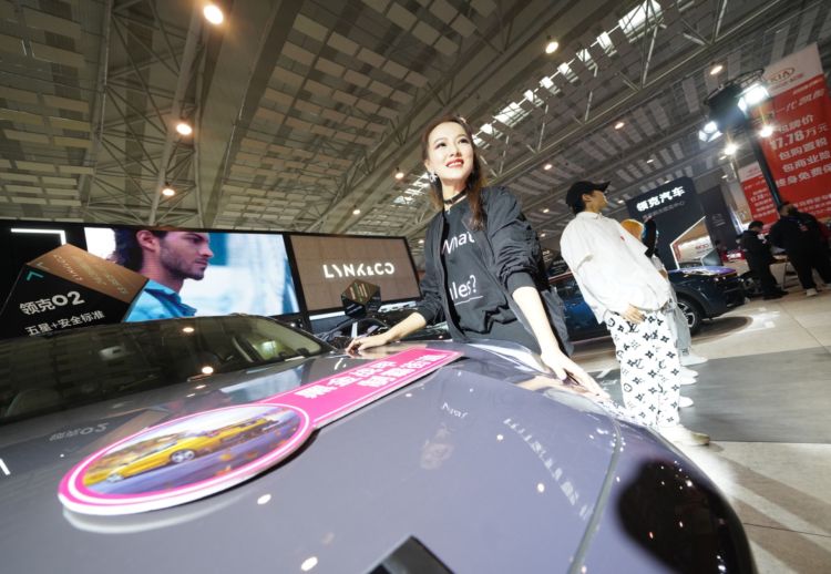 半岛聚焦丨怒减20斤经历残酷选拔淬炼，半岛女记者体验真实车模生活