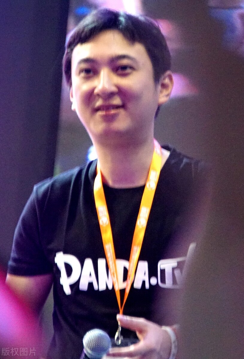 王思聪的风流情史，靠金钱征服了15个女人，如今却沦为了爱情舔狗