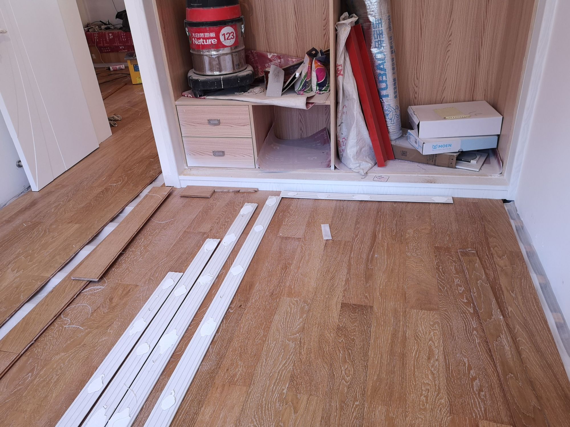 全屋瓷砖通铺不要门槛石,省钱还显大气,连设计师都夸我有远见