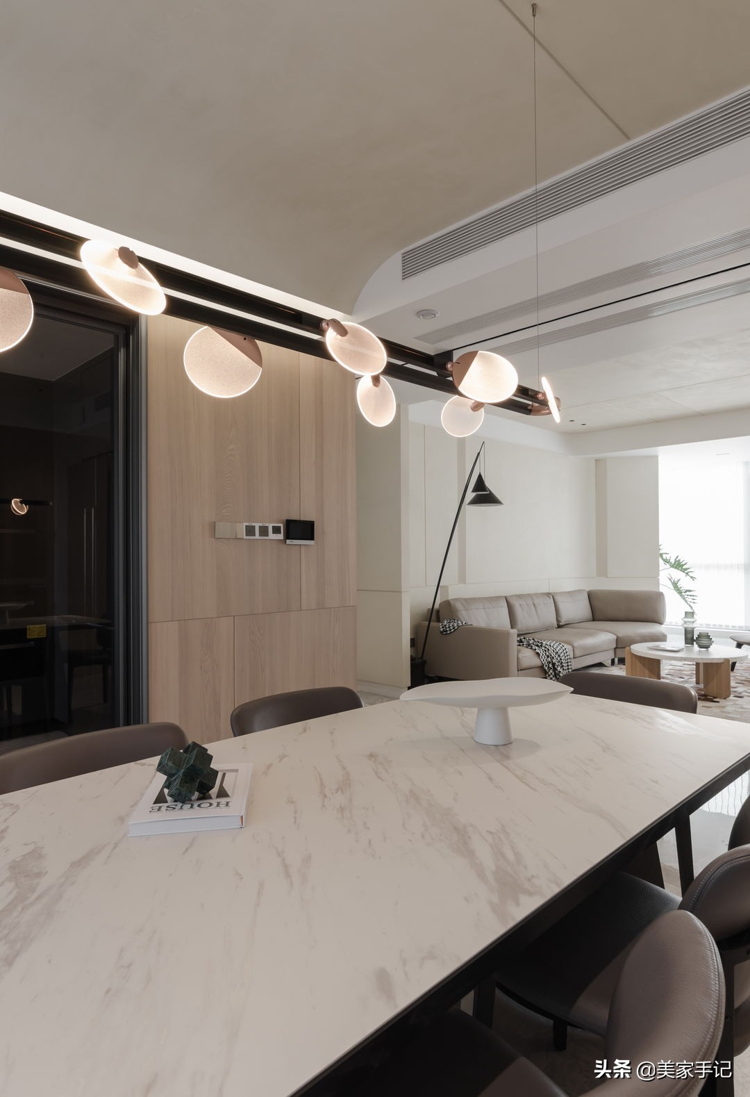 坚持极简主义的江苏夫妇，把家装修得一尘不染，看着都高级