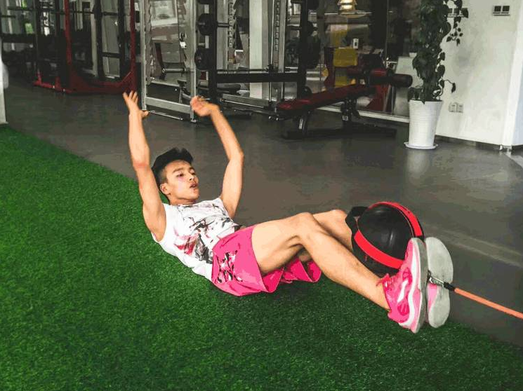 清华帅气学霸走红，与“篮球网红”PK球技最后胜出，曾是高考状元