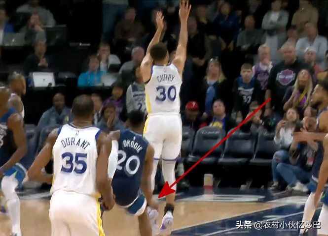 nba投篮之后为什么倒地(库里投进追身三分后趴倒在地，慢镜揭原委，奥科吉这动作有问题？)