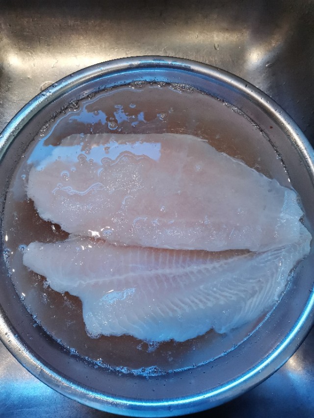 冻鱼怎么做好吃？用这种方法做出来的和新鲜鱼一样好吃！