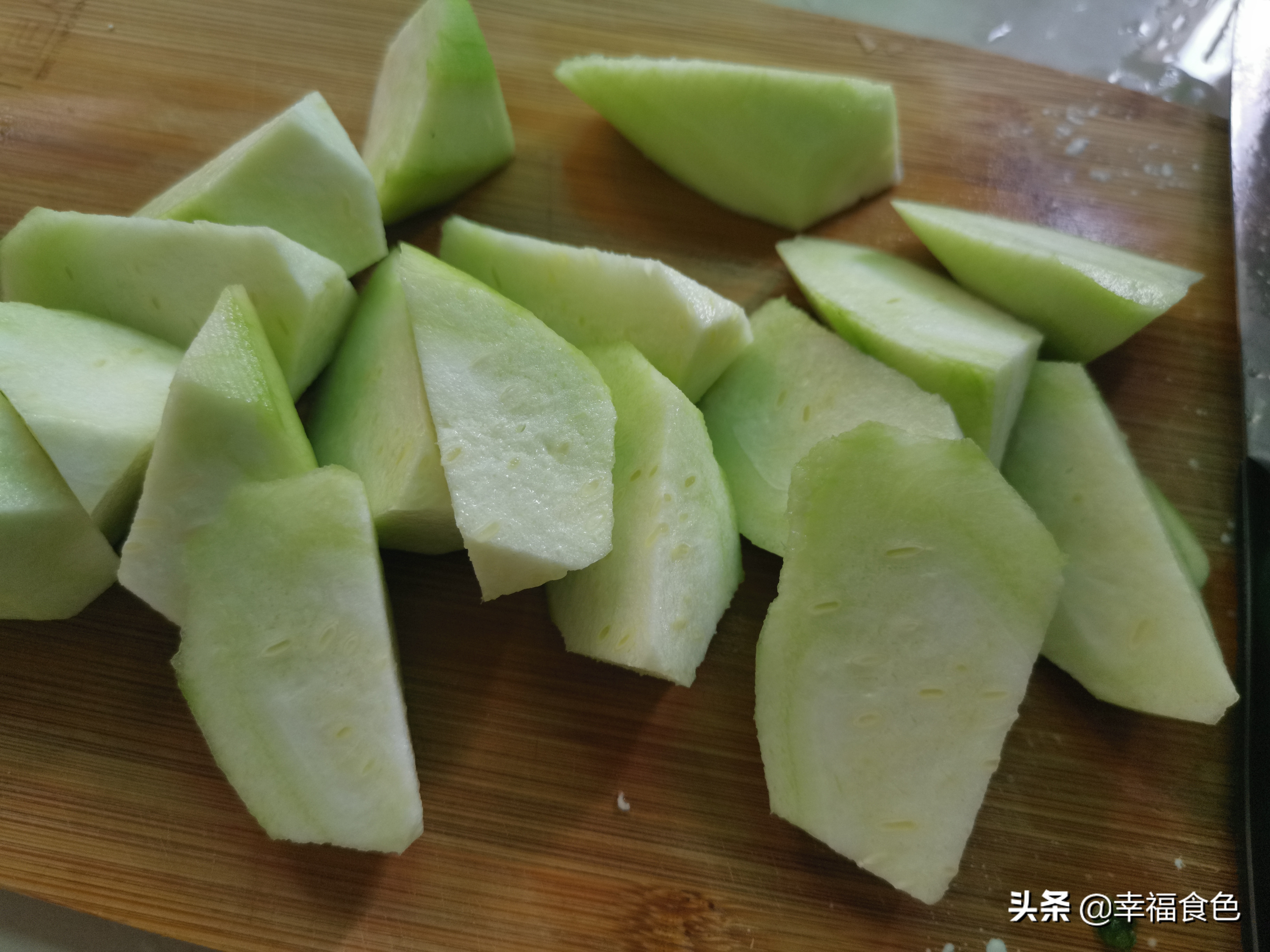 清炒丝瓜最简单的做法，不发黑不软塌塌，吃起来脆嫩可口，香