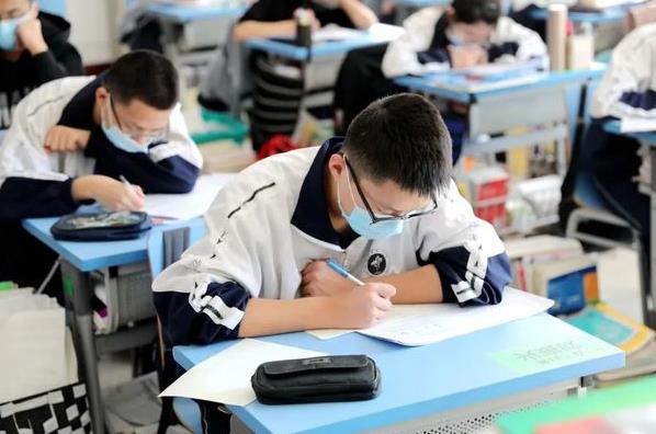 我国高中前百名榜单，衡水中学位于第二，榜首录取率高达99.5%