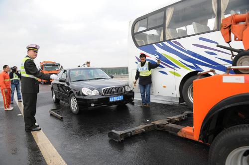 车坏在高速上叫拖车，费用怎么算？真的是天价？