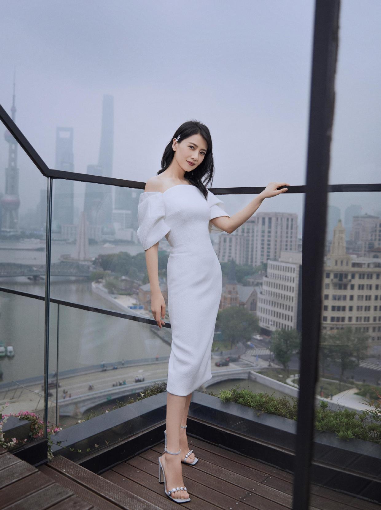 说起白色礼服,高圆圆真的是天花板般的示范穿搭了,一层不染的白色干净