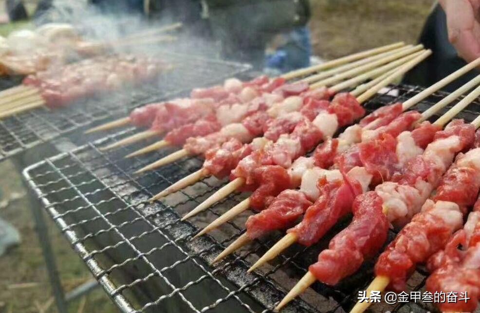 羊肉串怎么腌制最好吃（烧烤季来临！羊肉串应该怎么腌制？原味是否更好吃？答案来了）