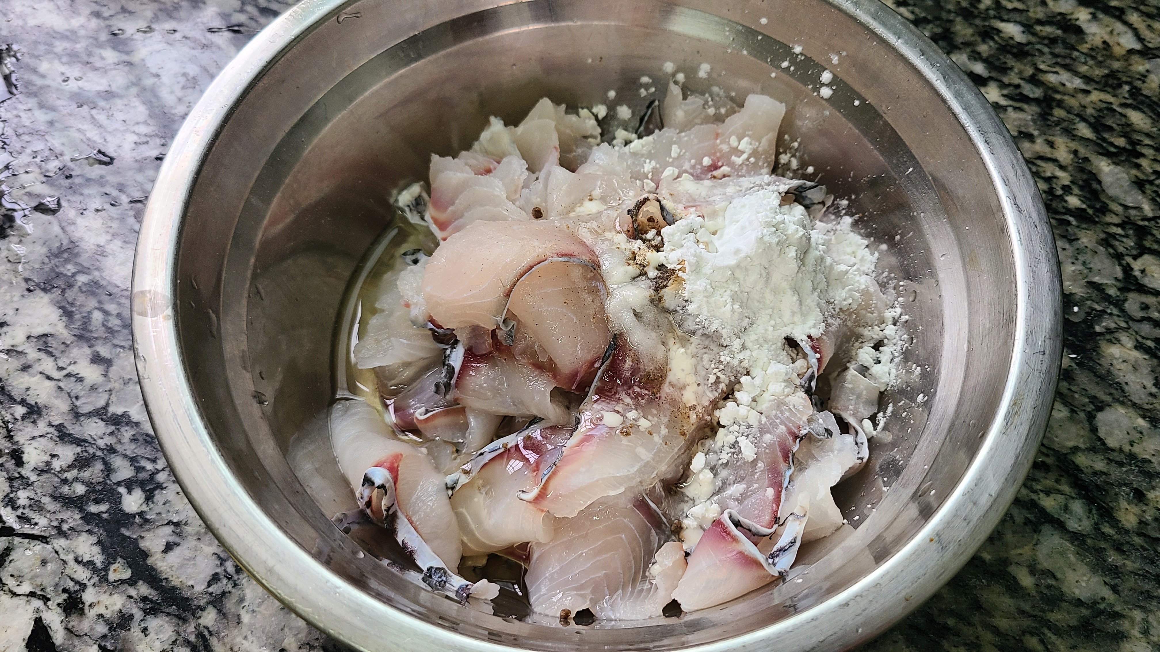 柠檬鱼片，是我家很爱吃的一道家常菜，好吃又开胃，看着就馋