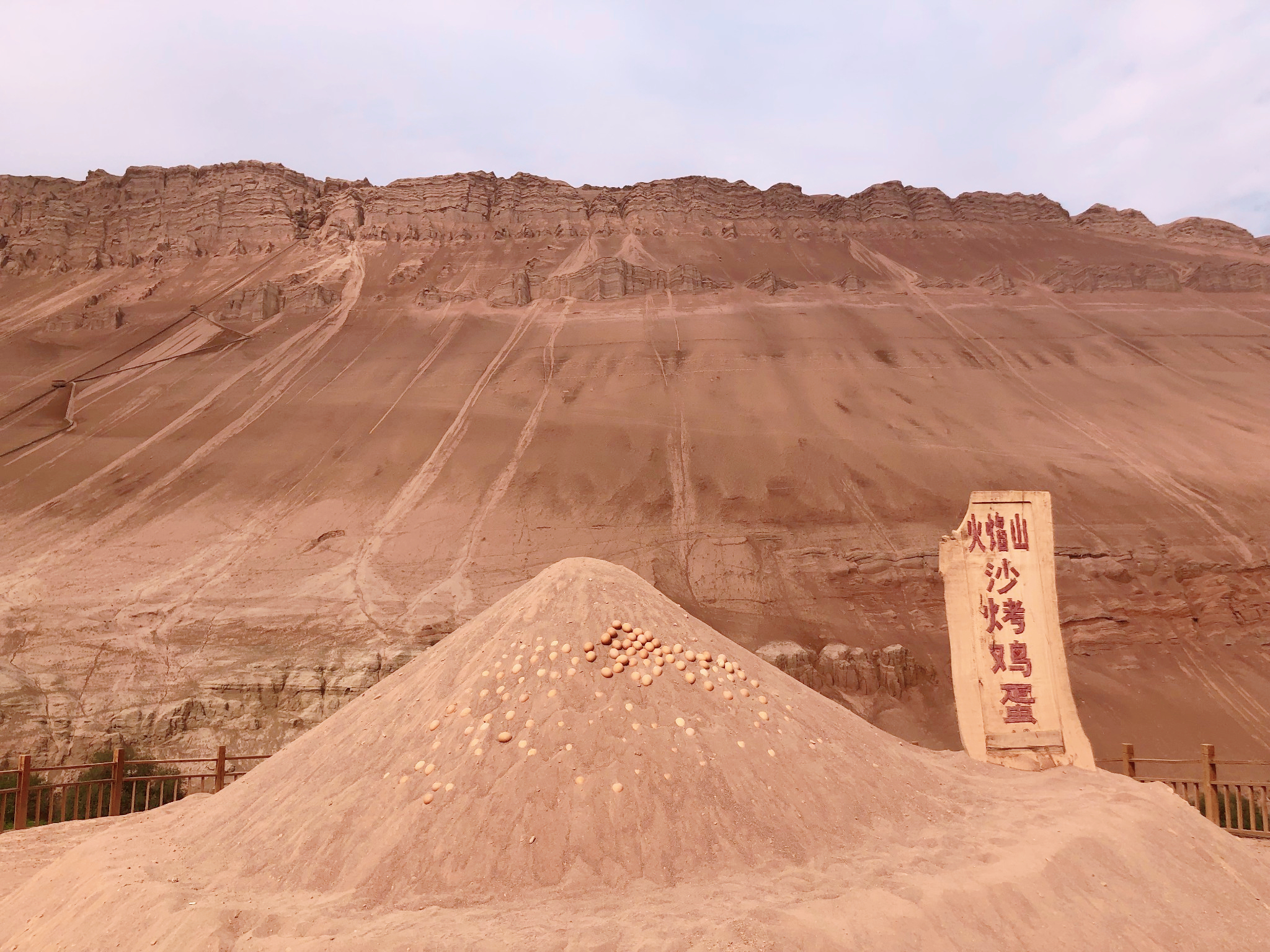 新疆火焰山景区,多数游客去的不对,真正精华在后山还免费