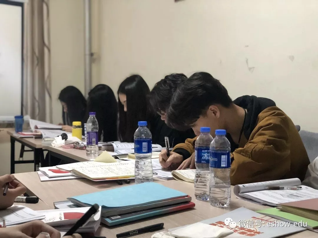 上岸学姐告诉你:播音主持校考需要注意什么?面试服装如何搭配?