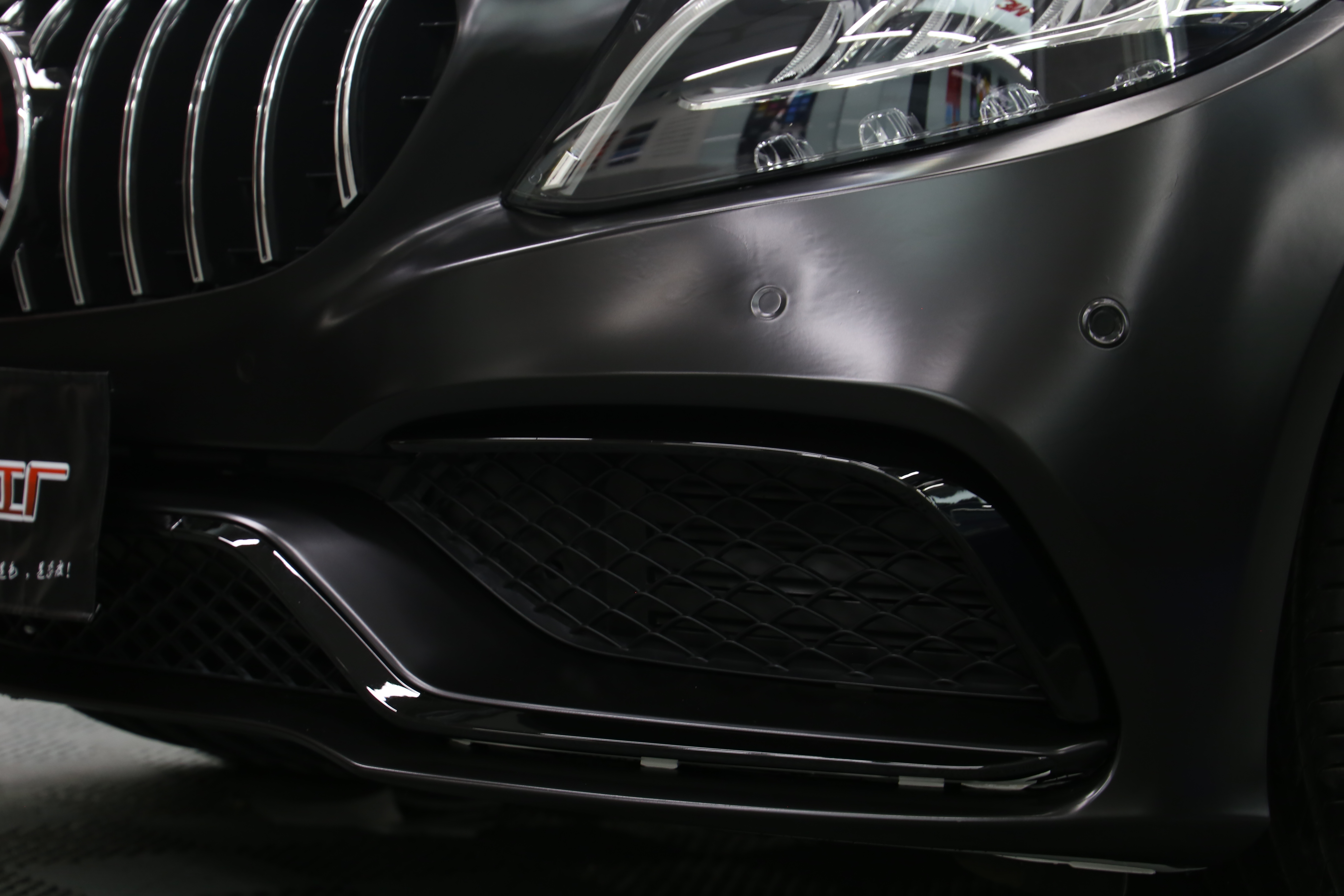 小姐姐的奔驰c260改色黑武士,改装后效果运动范十足