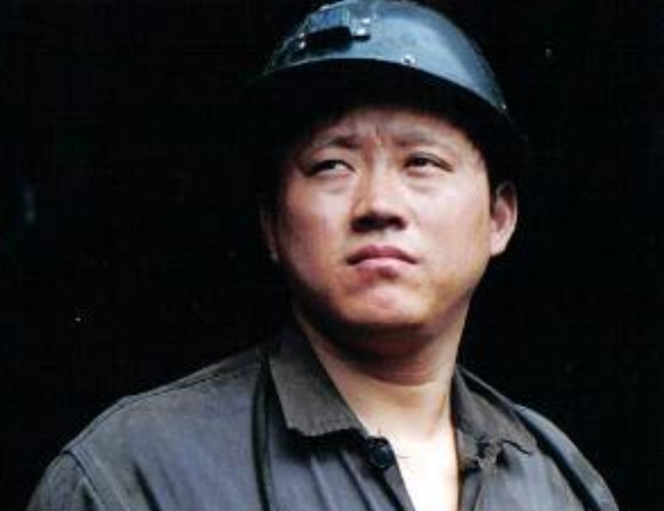 2002年，煤矿工张前东，带领60个工友矿难自救，平凡又伟大